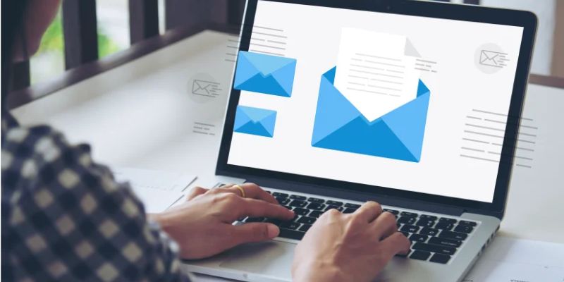 Gửi thắc mắc qua email